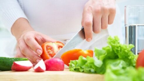 Cortar verduras con un cuchillo