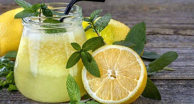 Añade agua con limón a tu dieta